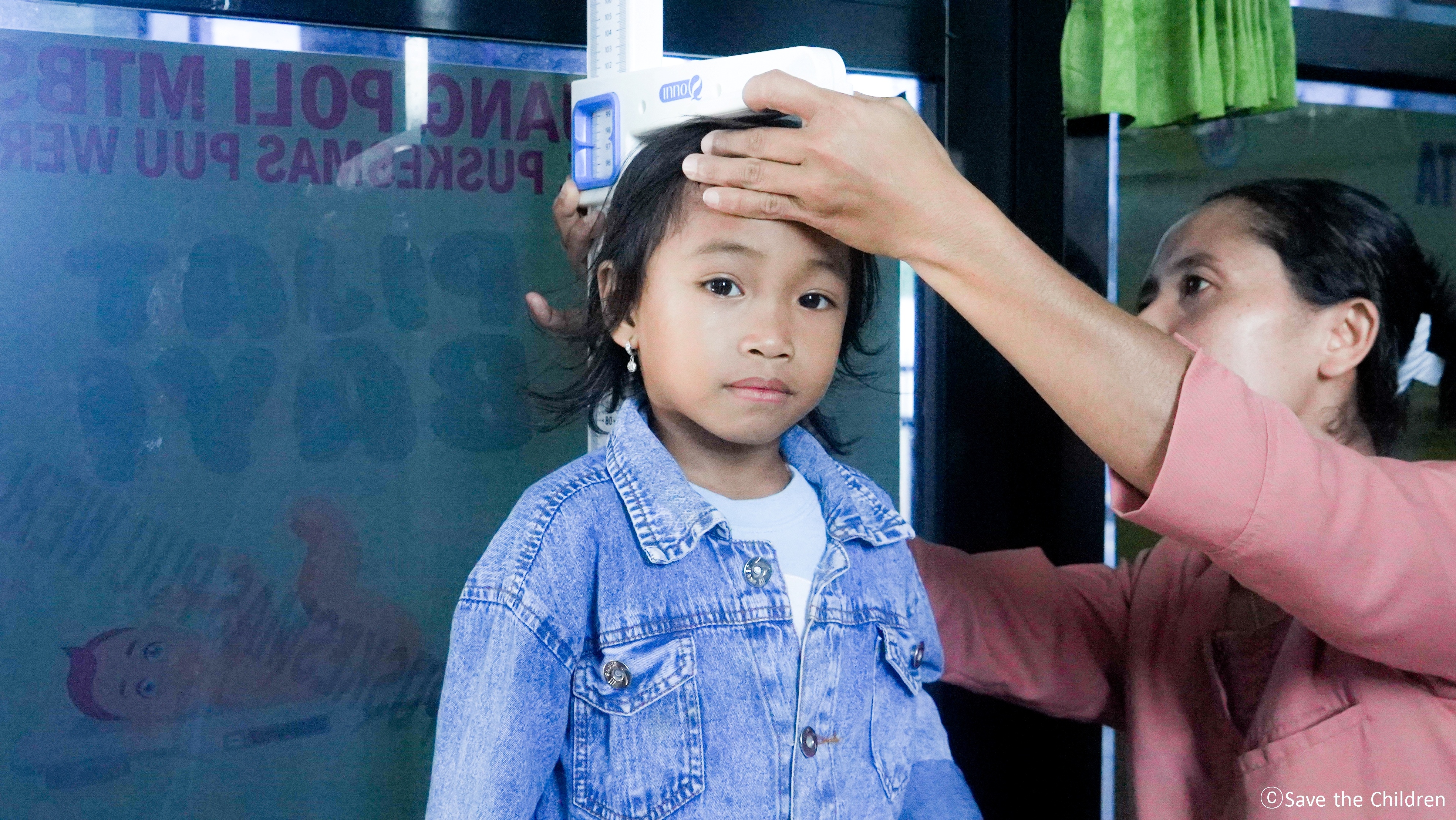 인도네시아 병원에서 건강 검진을 받는 아동